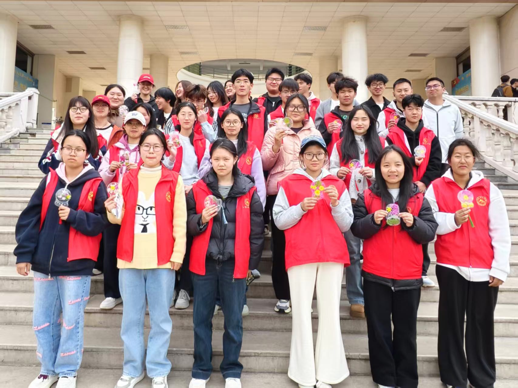 图2:志愿者们展示自己的作品.png 图2:志愿者们展示自己的作品.png