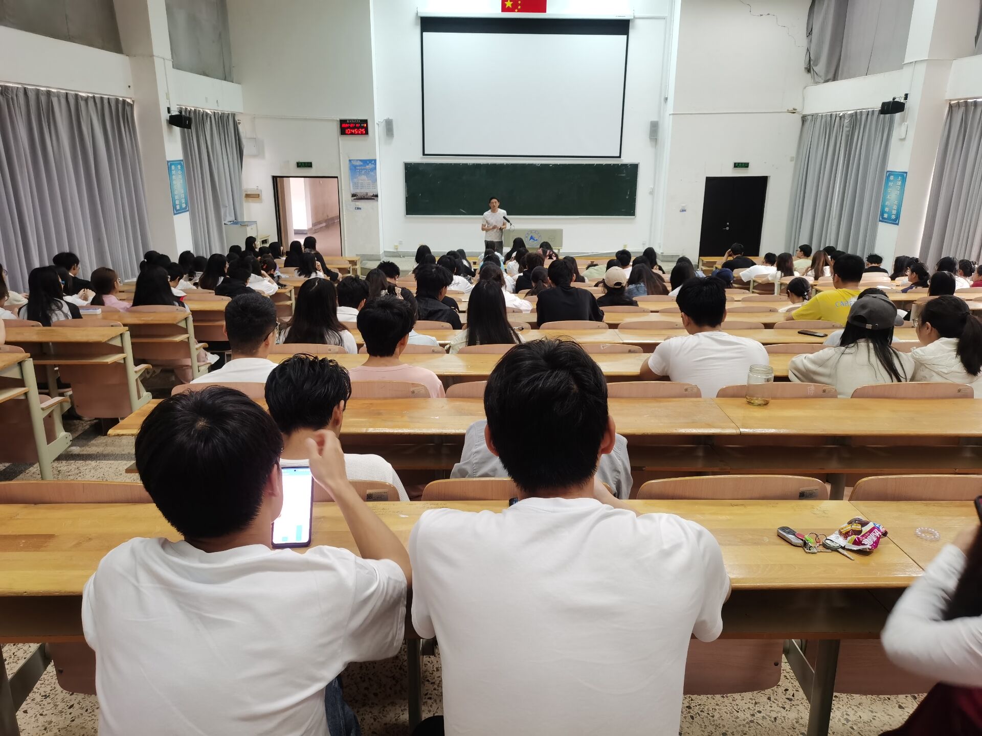 暑期留校学生安全教育大会.jpg 暑期留校学生安全教育大会.jpg