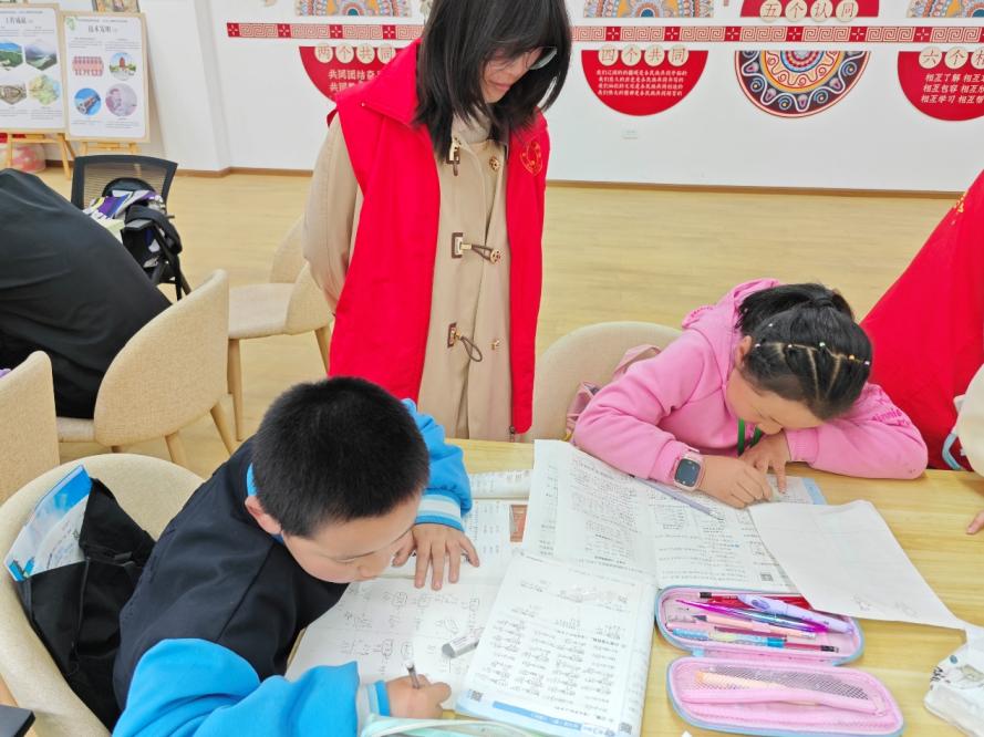 一群小孩在桌子上
AI 生成的内容可能不正确。 一群小孩在桌子上
AI 生成的内容可能不正确。