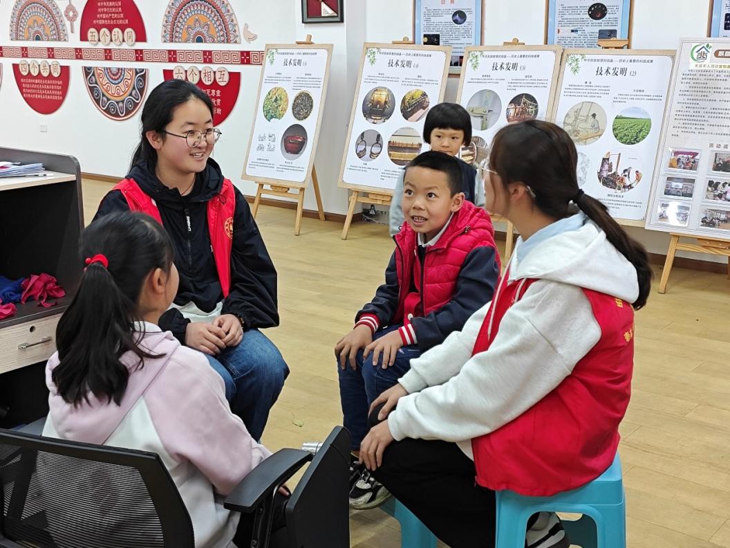 小孩站在人群中
AI 生成的内容可能不正确。 小孩站在人群中
AI 生成的内容可能不正确。