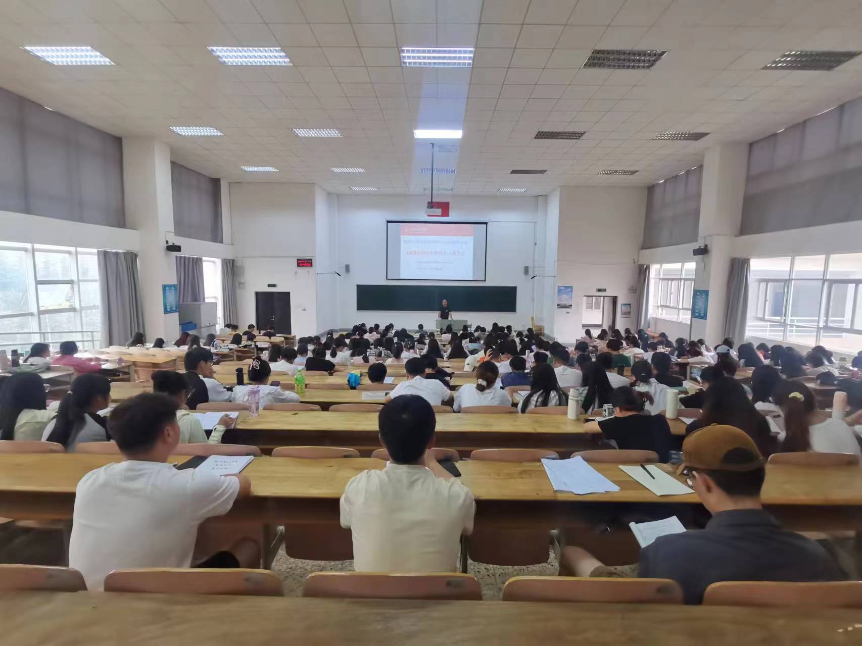 实习动员会图片1.jpg 实习动员会图片1.jpg