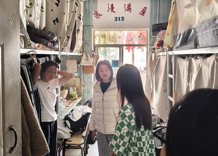团委副书记陈静检查桃苑二栋学生宿舍.png 团委副书记陈静检查桃苑二栋学生宿舍.png