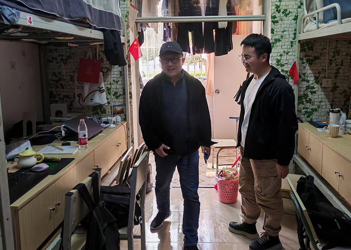 李剑副院长检查樱苑三栋学生宿舍.png 李剑副院长检查樱苑三栋学生宿舍.png