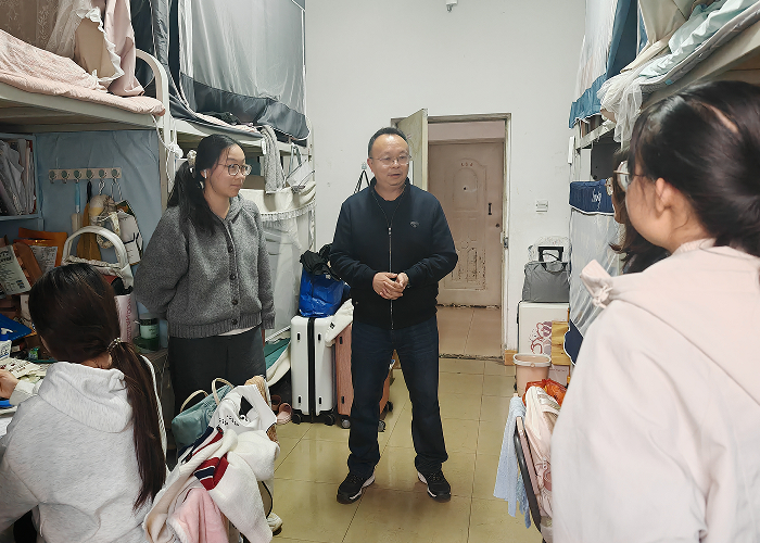高文进书记检查桃苑二栋学生宿舍.png 高文进书记检查桃苑二栋学生宿舍.png