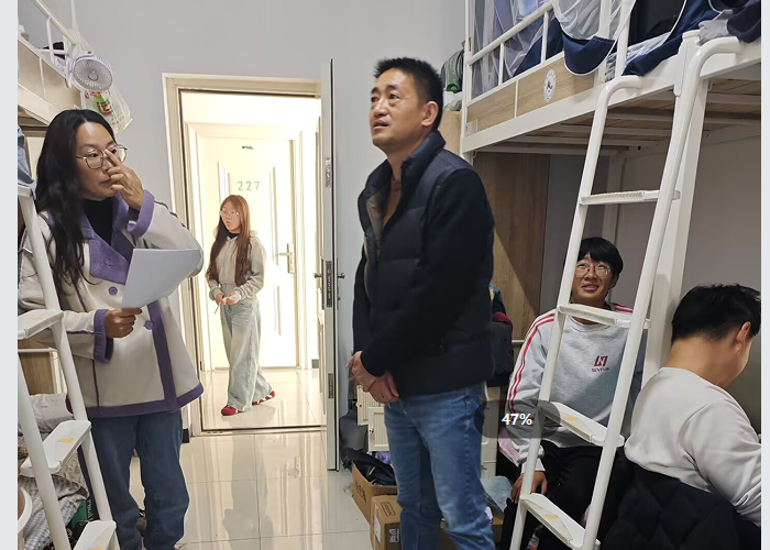 毛坤副书记检查三号楼学生宿舍.png 毛坤副书记检查三号楼学生宿舍.png